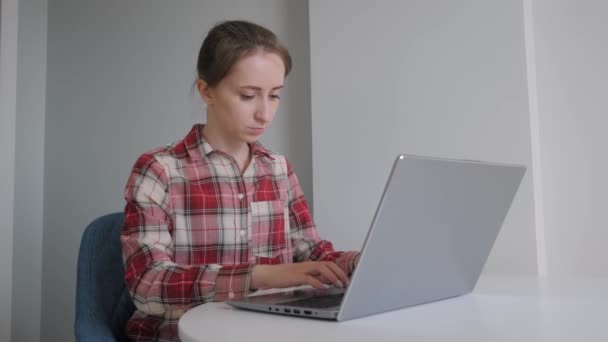Γυναίκα που χρησιμοποιεί φορητό υπολογιστή στο δωμάτιο κατά τη διάρκεια της καραντίνας στο σπίτι - αυτο απομόνωση — Αρχείο Βίντεο