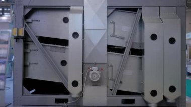 Hayvan çiftçiliği sergisinde sabit elek besleme mikser makinası