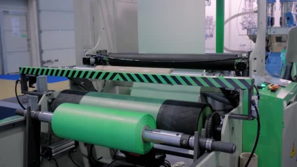 Automatyczna maszyna do produkcji toreb plastikowych - rolka z zieloną folią polietylenową — Wideo stockowe