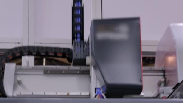 Автоматический роботизированный манипулятор рукой с присосками перемещает пластиковые горшки на ткани — стоковое видео