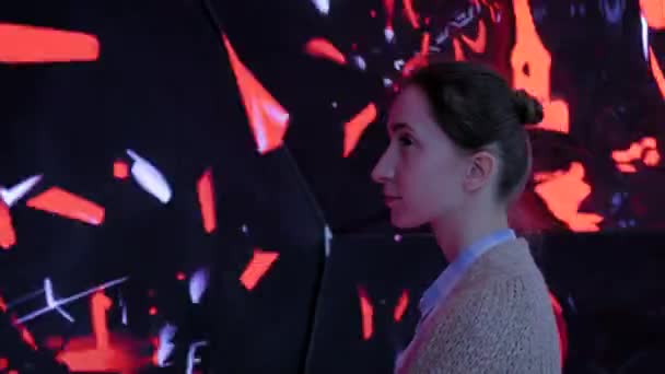 Mujer joven mirando a su alrededor en la exposición inmersiva moderna — Vídeo de stock