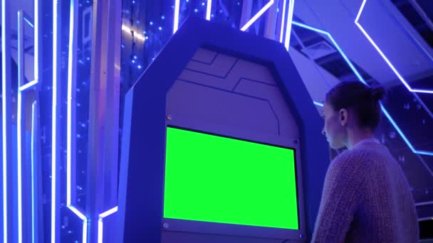 Концепція зеленого екрану жінка дивиться на порожній інтерактивний зелений дисплей кіоск — стокове відео