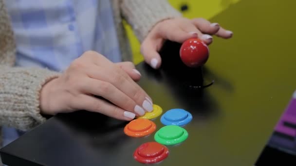 Nő játékos kezét játszik retro arcade gép játék és nyomja meg fényes gombok — Stock videók