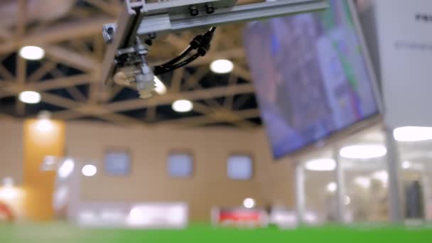 Manipulador automático de brazos robóticos con ventosas mueve vasos de plástico — Vídeo de stock