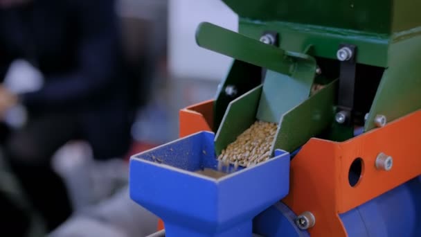 Máquina de molino de granos - línea de producción de alimentación en la feria - de cerca — Vídeo de stock