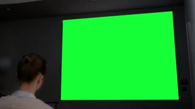 Boş büyük etkileşimli duvar görüntüsüne bakan kadın - yeşil ekran konsepti