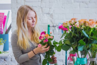 Çiçekçide güzel çiçek yapan profesyonel bir çiçekçi.
