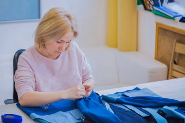 Atölyede dikiş dikmek için kadın terzi ceketi - moda konsepti