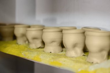 Çömlek atölyesinde tamamlanmamış kupalar - kapatın