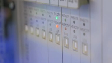 Makine ekipmanlarının elektrik kontrol panelinde durum göstergesi ışıklandırılıyor