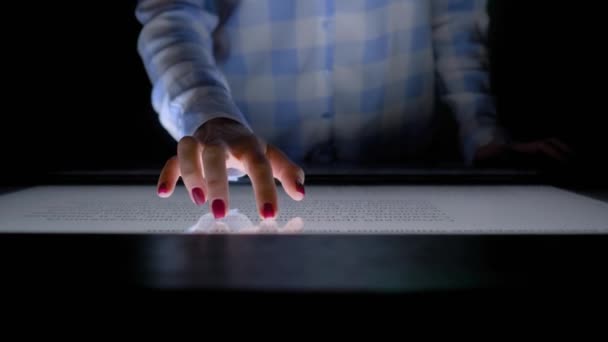 Femme utilisant un écran tactile interactif au musée ou à l'exposition moderne