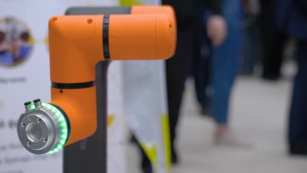 Orange kollaborativer Roboter bewegt sich und arbeitet im Demomodus auf der Robotic Expo — Stockvideo