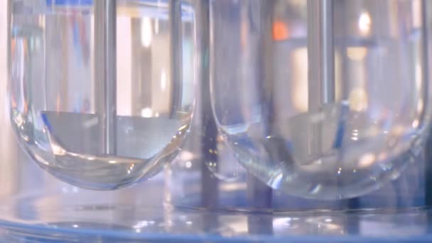 Close up: digitale roerder voor het mengen van vloeistof - laboratoriumapparatuur — Stockvideo