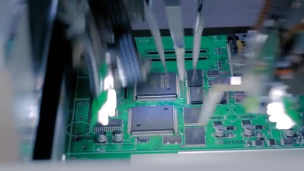 Prueba de sonda voladora en fábrica: prueba de calidad de placas de circuitos impresos — Vídeo de stock