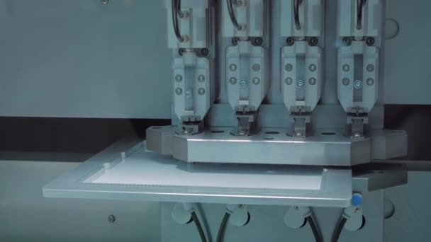 Automatisering cnc stansmachine apparatuur voor het graveren van metalen plaat — Stockvideo