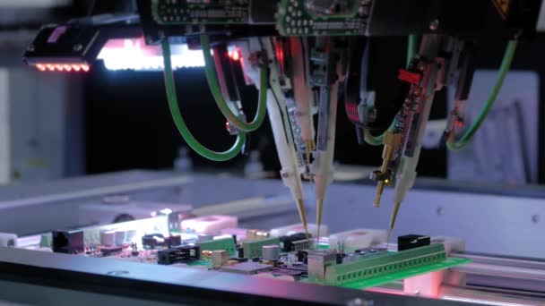 Prueba de sonda voladora en fábrica: prueba de calidad de placas de circuitos impresos — Vídeo de stock