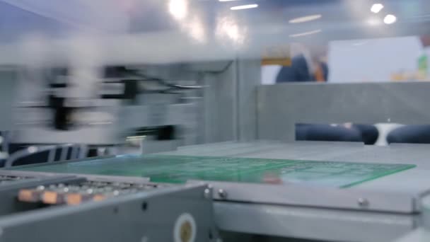 Automático SMD pegar e colocar máquina de montagem computador placa de circuito impresso — Vídeo de Stock