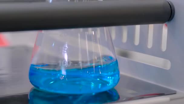 Agitador orbital para misturar, agitar, misturar amostras biológicas em frascos de vidro — Vídeo de Stock