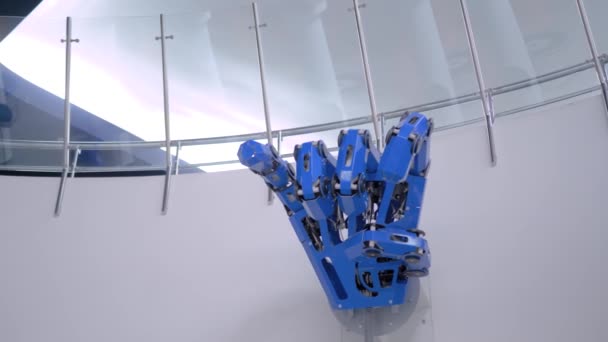 Futurisztikus nagy kék mechanikus robot kéz mutatja ördög szarv gesztus — Stock videók