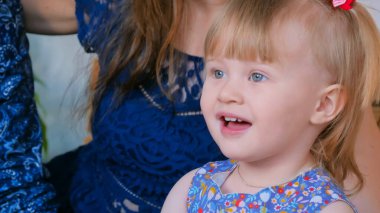 Evdeki komik küçük kızın portresi.