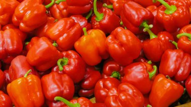 Markette kırmızı dolma biber.