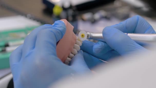 Cámara lenta: técnico dental que trabaja con prótesis dentales - vista de cerca — Vídeos de Stock