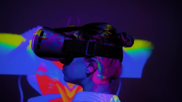 在黑暗互动VR展览中使用虚拟现实耳机的年轻女性 — 图库视频影像