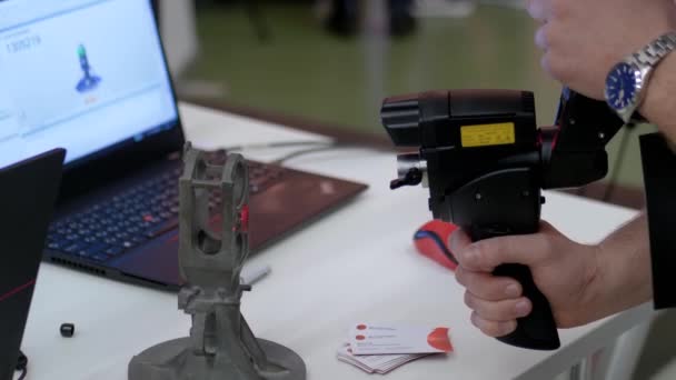 Man holding kézi 3D szkenner rögzítésére tárgy 3D-s kiállítás - közelkép — Stock videók