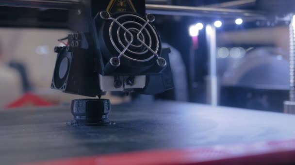 Αυτόματη τρισδιάστατη μηχανή εκτυπωτών 3D εκτύπωση πλαστικό μοντέλο - close up — Αρχείο Βίντεο