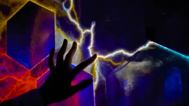 Écran plasma tactile femme dans la salle sombre du musée - vue rapprochée