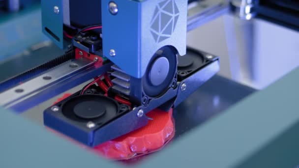 Automatisering 3D printmachine print rood plastic model op tentoonstelling — Stockvideo