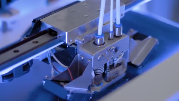3D печать машины печати пластиковой модели на заводе, выставка - крупным планом — стоковое видео