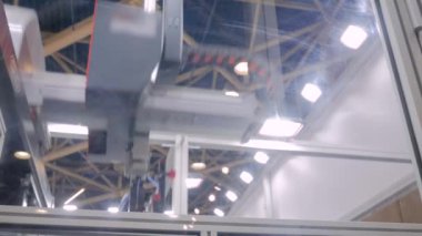 Emici bardaklı otomatik robotik kol manipülatörü kumaştaki plastik kapları hareket ettirir