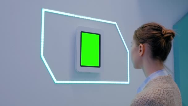 Vrouw op zoek naar tablet computer met blanco groen scherm - chroma key concept — Stockvideo