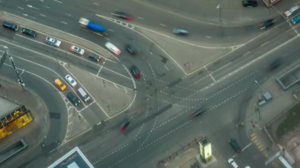 Timelapse: snel rijdend autoverkeer op de Moskouse straat - top down vanuit de lucht — Stockvideo