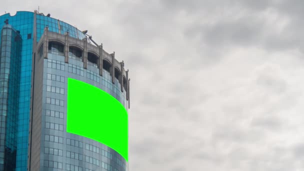 Cartelera verde en blanco o gran pantalla publicitaria en rascacielos - timelapse — Vídeos de Stock