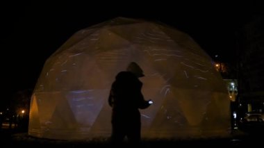 Dijital sanat soyut videosunu gösteren multimedya projeksiyon ekranlı kubbe