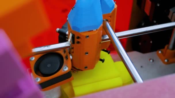Vue rapprochée - imprimante 3D faite à la main pendant le travail à l'exposition - concept de bricolage — Video