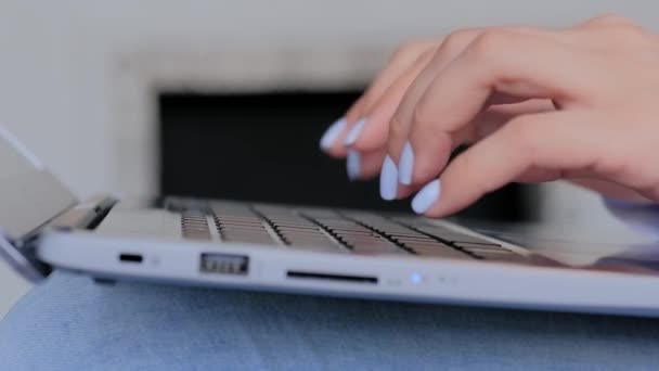 Zblízka boční pohled - žena ruce psaní na klávesnici notebooku — Stock video