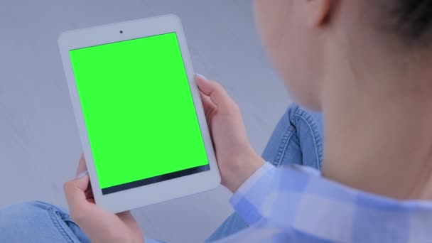 Close up view: vrouw met tablet met blanco groen scherm - mockup concept — Stockvideo