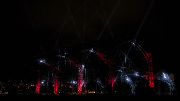 Video mapping show proyectado sobre la construcción de metal de almacén en la noche — Vídeo de stock