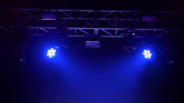 Színes világoskék és lila koncert világító berendezések színpadon a klubban — Stock videók