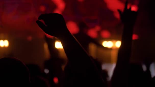 Szuper lassított felvétel: emberek tömeg sziluett bulizás rock koncert — Stock videók