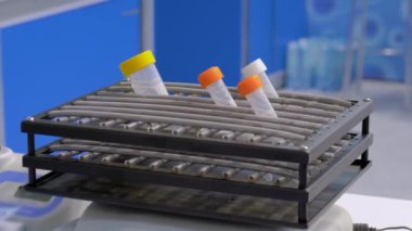 Plastik şişelerde biyolojik örnekleri karıştırmak, karıştırmak, karıştırmak ve karıştırmak için yörüngesel titreştirici