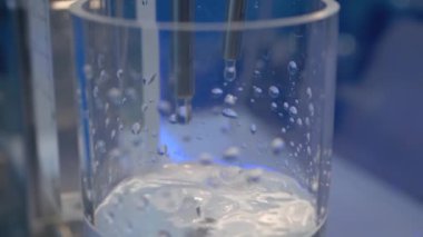 Yavaş çekim: tüpten düşen damlacıklar - sıkıştırılmış sıvı doz sistemi: kapat