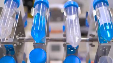 Biyolojik mavi sıvıyı karıştırmak için dijital tüp çevirme rotatörü: Kapat