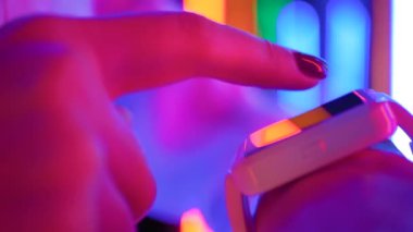 Etkileşimli sergide takılabilir beyaz akıllı saat kullanan kadın - görüntüyü kapat