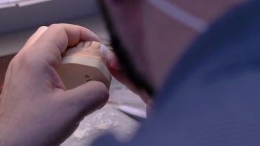 Ağır çekim: Diş protezleriyle çalışan diş teknisyeni - yakın görünüm