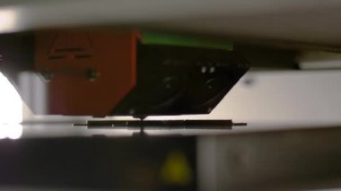 3D yazıcı sergi, fabrikada plastik model basıyor. Kapatın.
