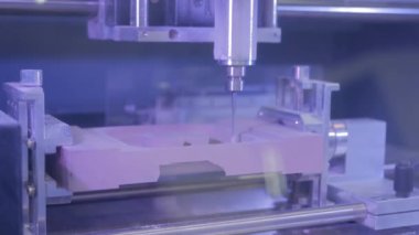 Değirmen makinesi teknoloji sergisinde ahşap hamurdan odun kesiyor.